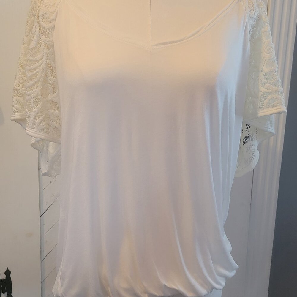 FREE PEOPLE TOP WITH LACE DETAIL SLEEVES SIZE M